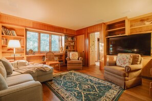 Smart TV, chimenea, libros y estéreo 