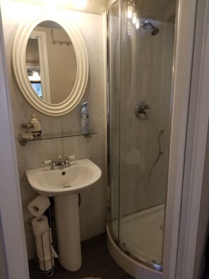 Een douche, een haardroger, handdoeken, zeep