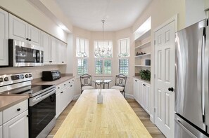 Private kitchen - Morning coffee and evening cocktails over looking lake (Bonita Springs)