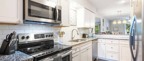 Een koelkast, een magnetron, een oven, een kookplaat