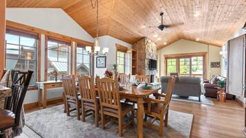 Condo (3 Bedrooms) | Dining