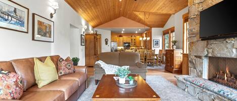 Apartment (3 Bedrooms) | Wohnzimmer | Fernseher, Kamin