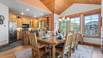 Condo (3 Bedrooms) | Dining