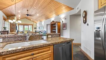 公寓客房 (3 Bedrooms) | 私人廚房 | 電冰箱、微波爐、烤箱、爐台