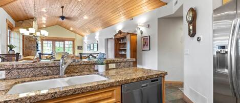 Condo (3 Bedrooms) | Private kitchen | Fridge, microwave, oven, stovetop