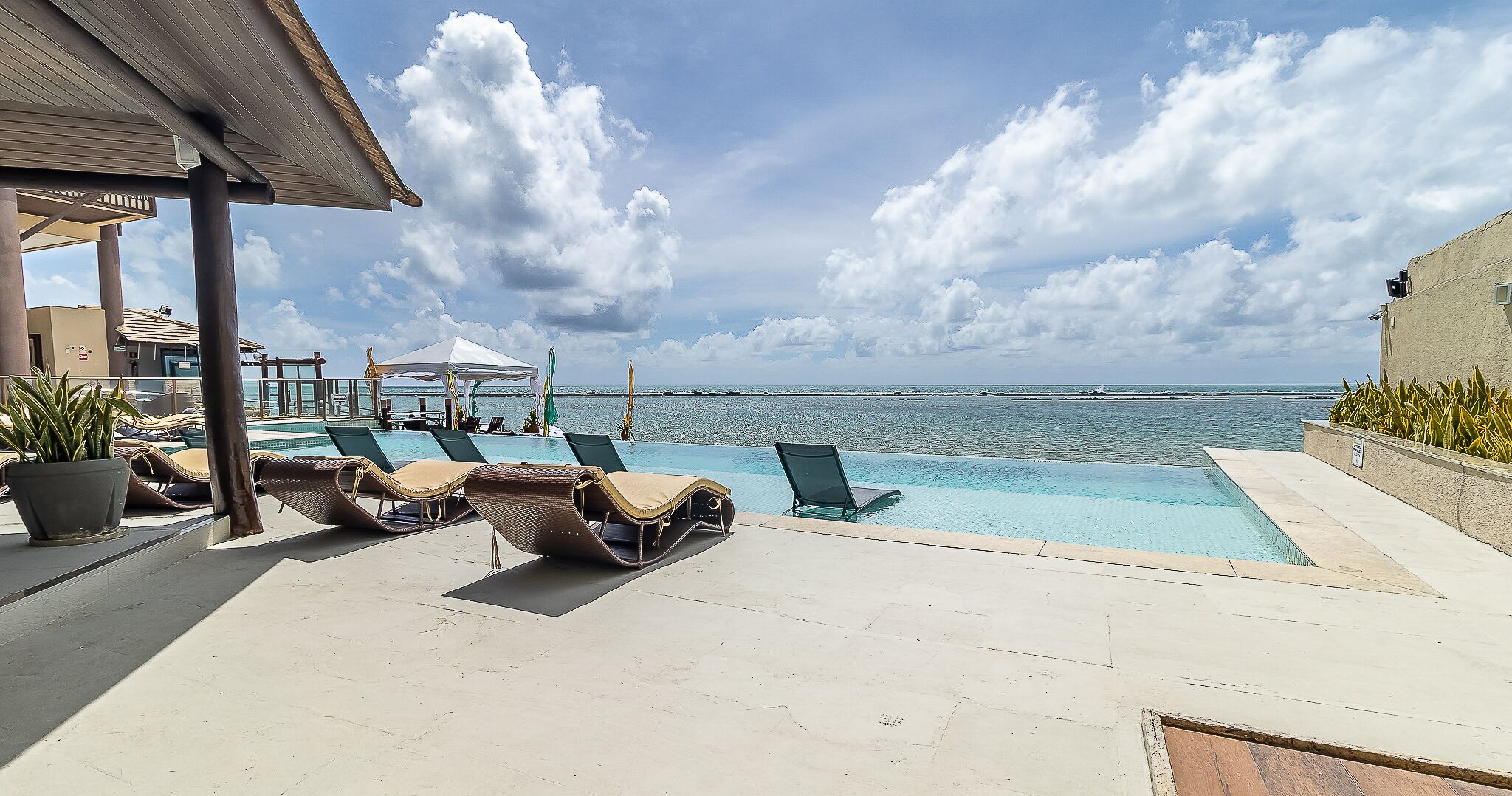 3 buitenzwembaden, parasols bij het zwembad en ligstoelen