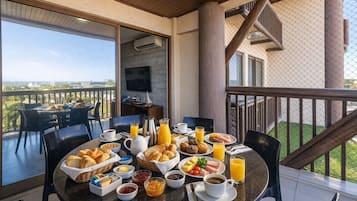 Apartamento | Restaurante al aire libre