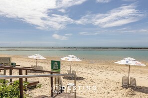On the beach, white sand, sun-loungers, beach umbrellas - Cond. Barra Bali | Frente ao Mar | Destino BSM 108 (Barra de São Miguel)