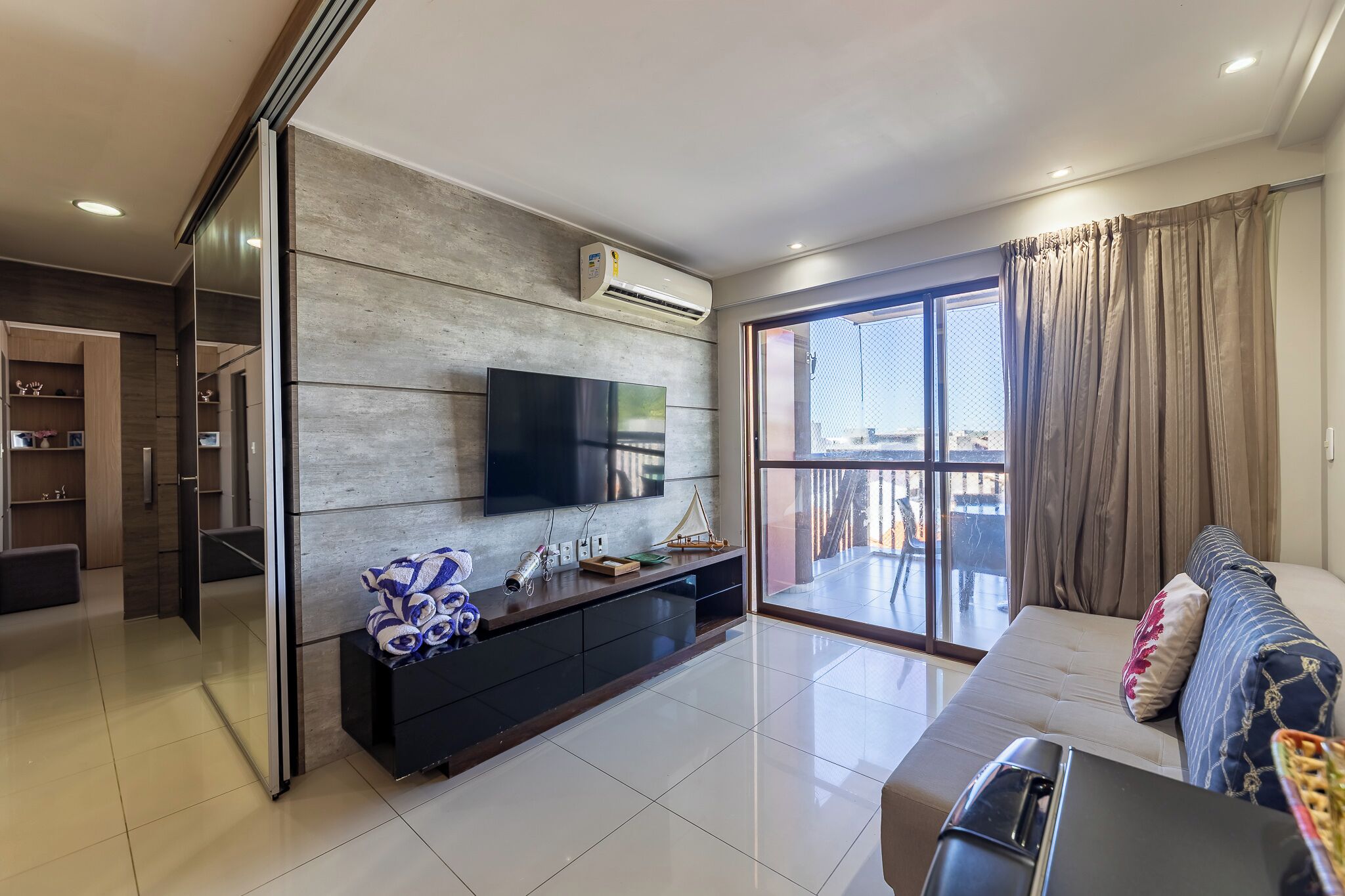 Apartamento | Sala de estar | Smart TV 45 polegadas com canais digitais