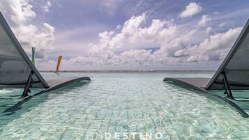 3 buitenzwembaden, parasols bij het zwembad en ligstoelen