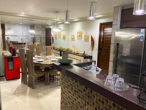 Apartamento | Cozinha americana privada | Geladeira, micro-ondas, lava-louças, máquina de café expresso