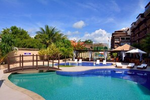 Appartement | Piscine | 3 piscines extérieures, parasols de plage, chaises longues