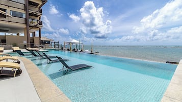3 piscinas al aire libre, sombrillas, sillones reclinables de piscina