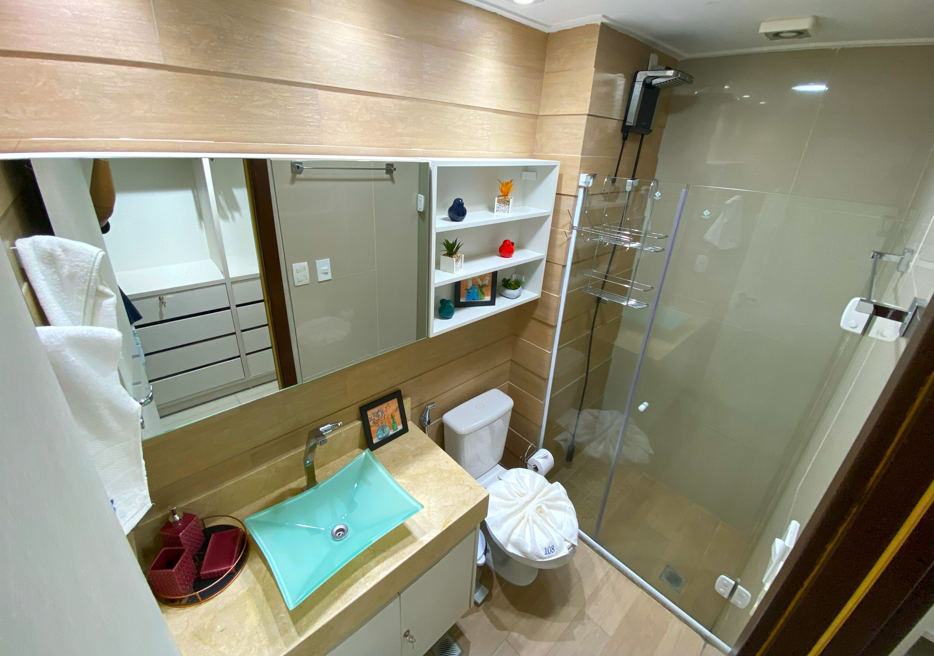 Apartamento | Banheiro | Chuveiro, secador de cabelo, toalhas de banho 