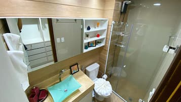 Apartamento | Banheiro | Chuveiro, secador de cabelo, toalhas de banho