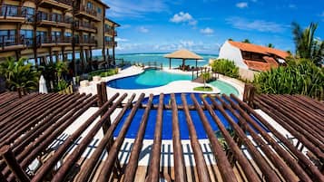 3 piscinas al aire libre, sombrillas, sillones reclinables de piscina