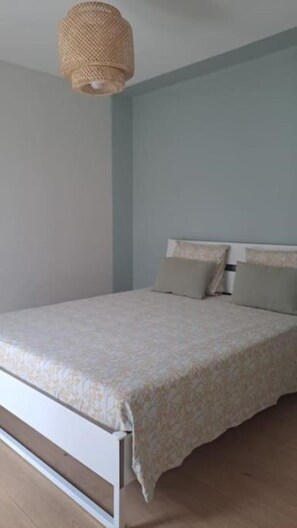 3 habitaciones, tabla de planchar con plancha y cuna de viaje