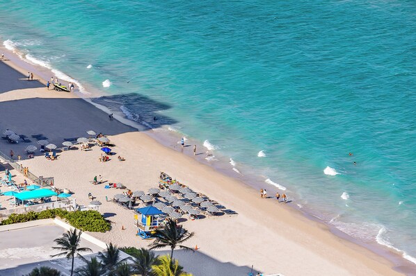 En la playa, camastros y toallas de playa 