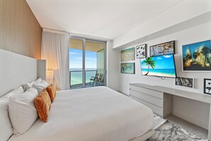 2 bedrooms, in-room safe, desk, travel crib - ★★★★★ Oceanfront 2BD/2BA Condo at Opulent Resort Right by the Beach  (Hollywood)