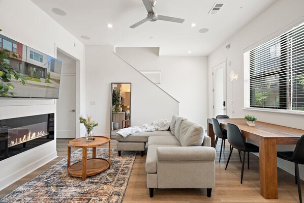 Smart TV, fireplace