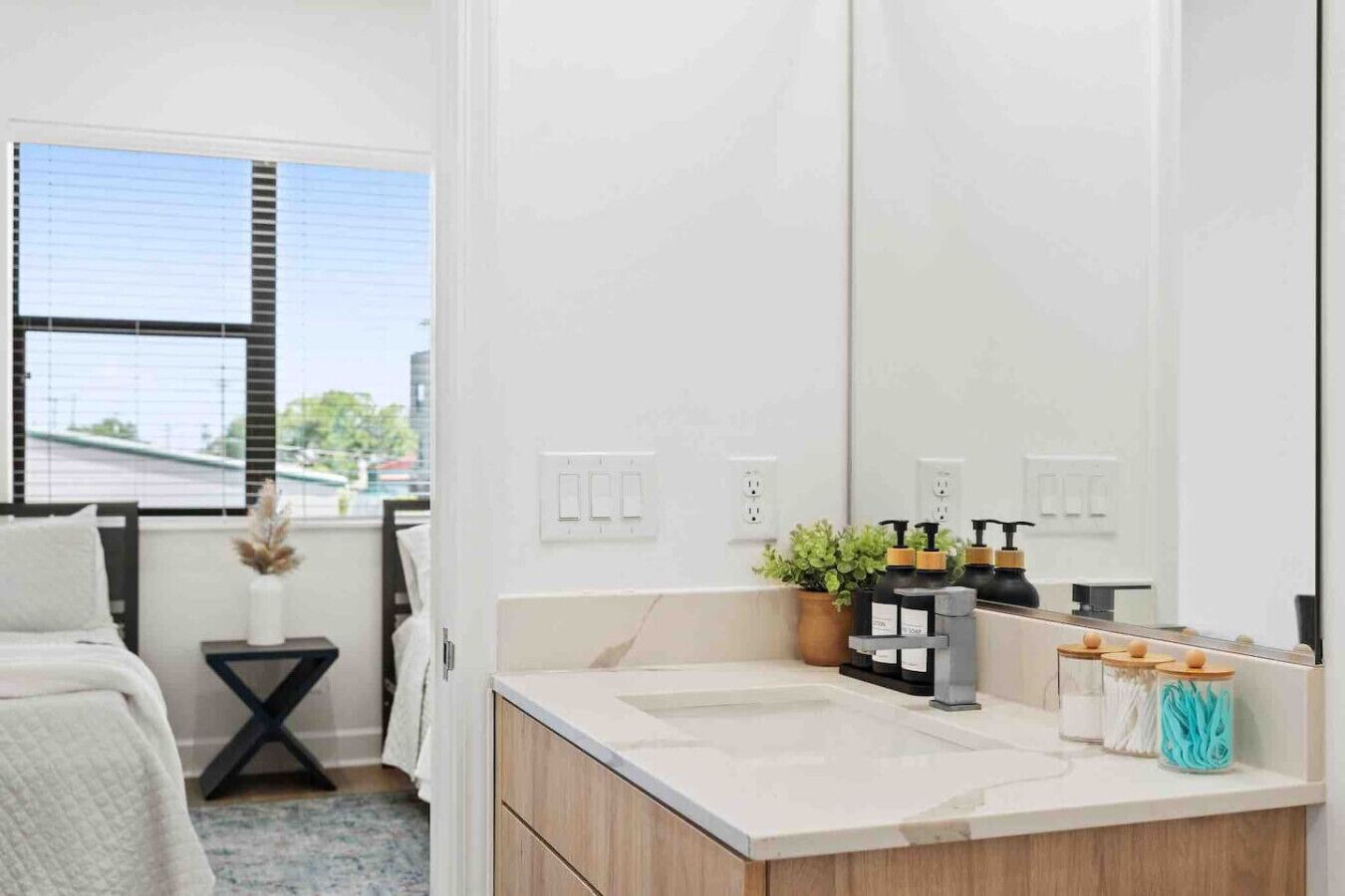 2 chambres, bureau, fer et planche à repasser, accès au Wi-Fi (inclus)