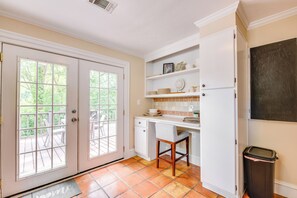 Interior - Patio & Outdoor Dining! ATL Stay Near Int’l Soccer (Atlanta)