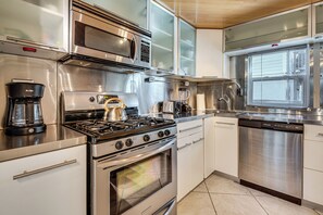 Fridge, microwave, stovetop, dishwasher