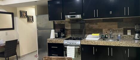 Een koelkast, een magnetron, een oven, een koffiezetapparaat/waterkoker