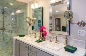 Shower, jetted bath, hair dryer, towels - Malibu ocean view private gated house steps down to the quiet Broad Beach  (Malibu)