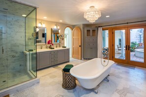 Douche, baignoire à jets, sèche-cheveux, serviettes fournies