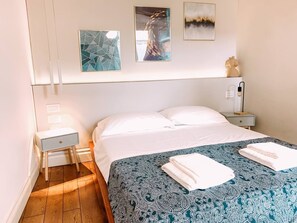 2 soverom, skrivebord, lydisolert og reiseseng for barn