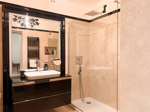 Dusche, Haartrockner, Bidet, Handtücher
