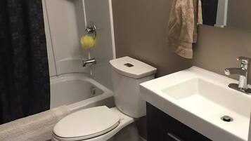 Haartrockner, Handtücher, Seife, Shampoo