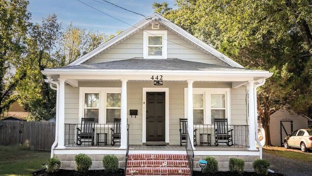 A single-story house with a front porch, a door, and a mailbox. - Salisbury Hideaway (Salisbury)