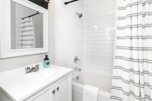 Douche, articles de toilette écologiques, séchoir à cheveux