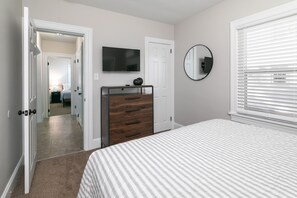 2 sovrum, skrivbord, strykjärn/strykbräda och resesäng