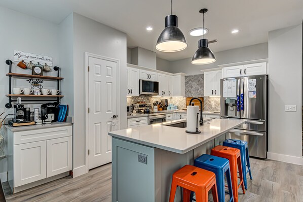 Kühlschrank, Mikrowelle, Ofen, Herdplatte