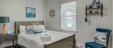 4 عدّة غرف نوم ومكتب ومكواة/لوح كي وسرير سفر