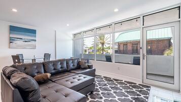 Smart TV 65-inci dengan saluran TV digital dan Netflix