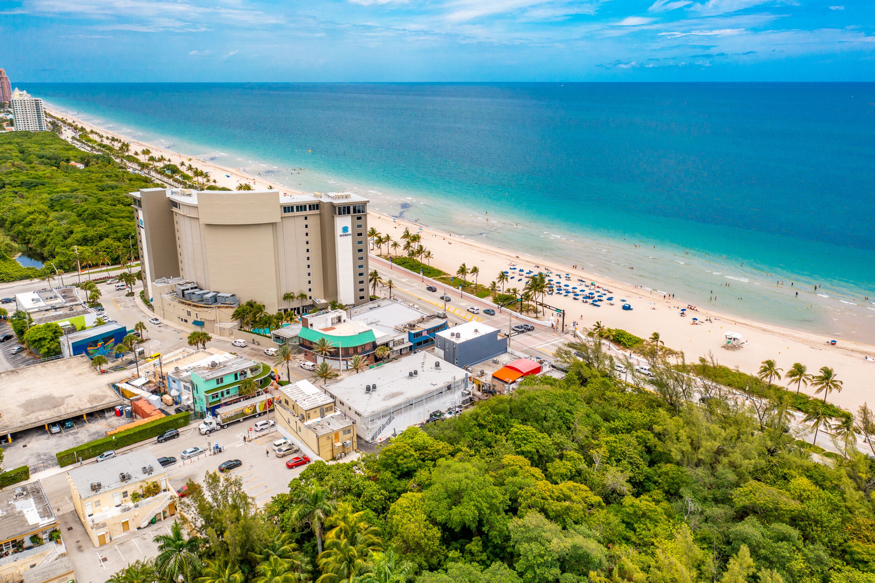 Beach nearby, white sand, beach towels