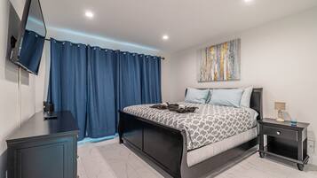 Kondominium | Meja kerja, ruang kerja ramah laptop, dan tirai kedap cahaya