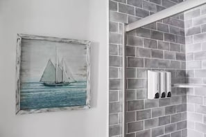Shower, eco-friendly toiletries - 5 min walk to the ocean I Downtown | Ocean view (Myrtle Beach)