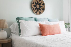 2 bedrooms, desk, WiFi, bed sheets