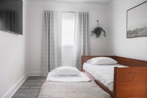 2 bedrooms, desk, WiFi, bed sheets
