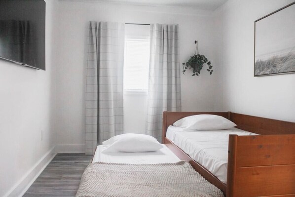 2 bedrooms, desk, WiFi, bed sheets