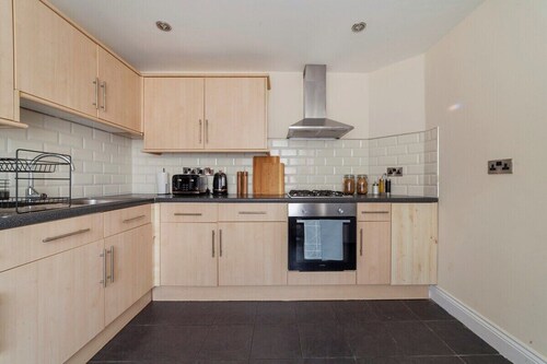 3-Bed Large Garden House Stratford,Free Parking