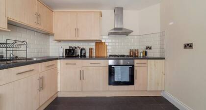 3-Bed Large Garden House Stratford,Free Parking