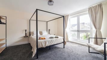 3 bedrooms, iron/ironing board, internet, bed sheets