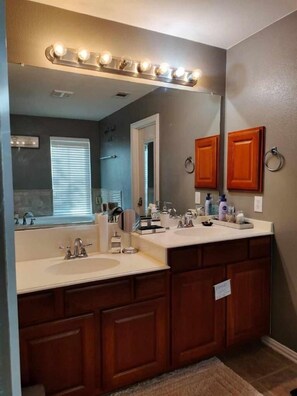 Hair dryer, towels, soap, shampoo - Beautifully decorated family home- Pet friendly and  close to major highways!  (Aubrey)