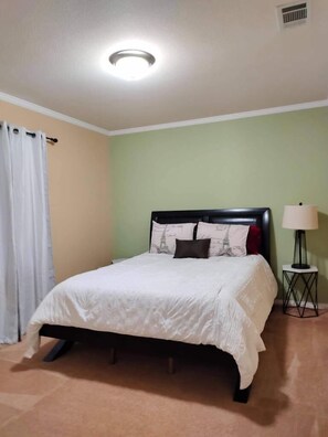 3 bedrooms, iron/ironing board, WiFi, bed sheets - Beautifully decorated family home- Pet friendly and  close to major highways!  (Aubrey)